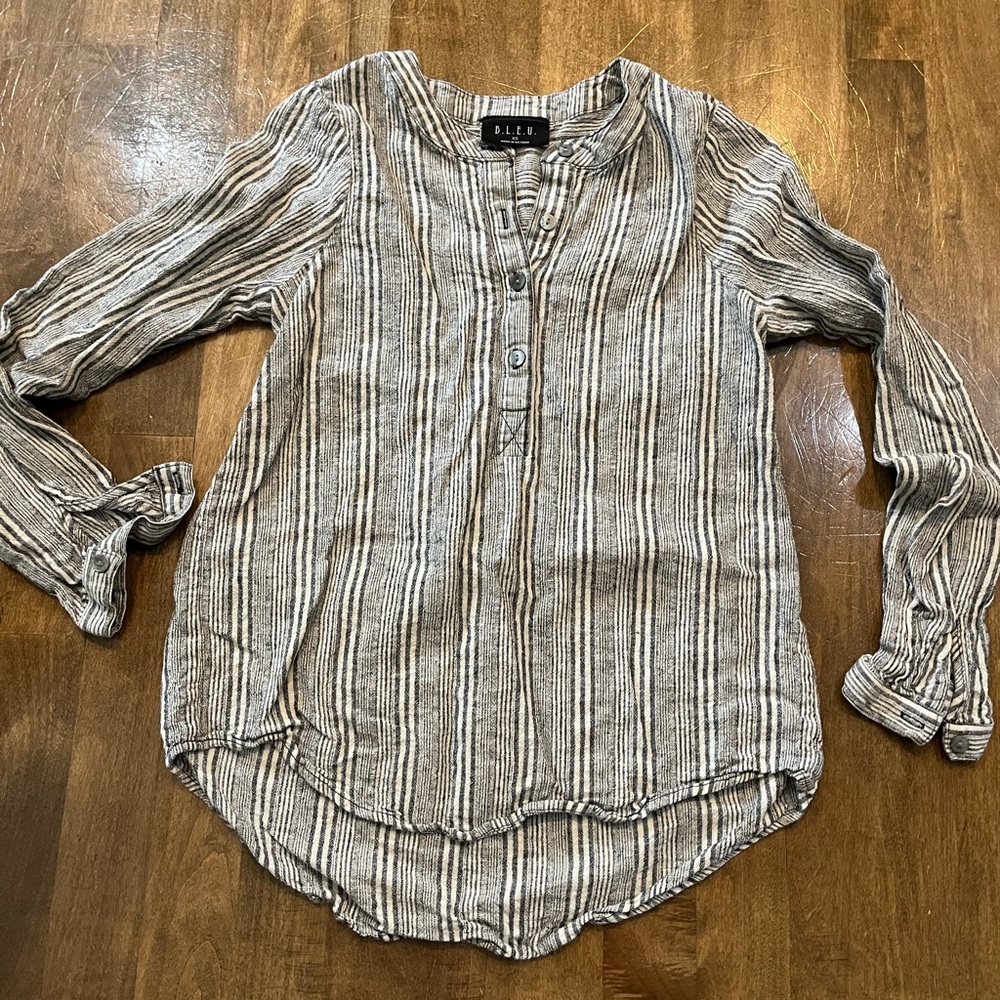 B.L.E.U. Black and White Striped linen blend pullover top